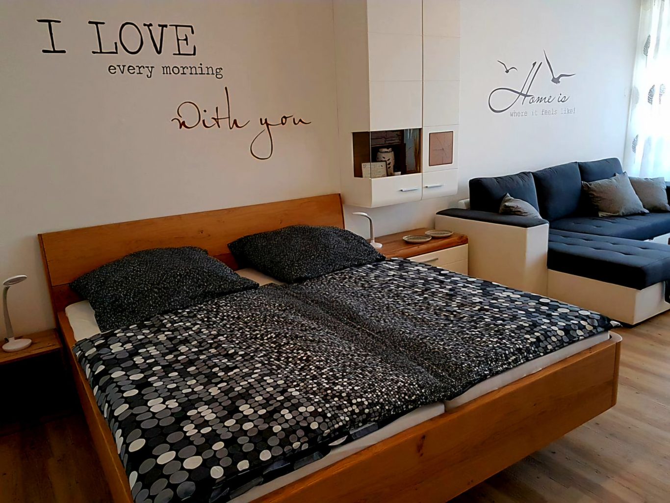 Wohn-/Schlafzimmer mit Doppelbett