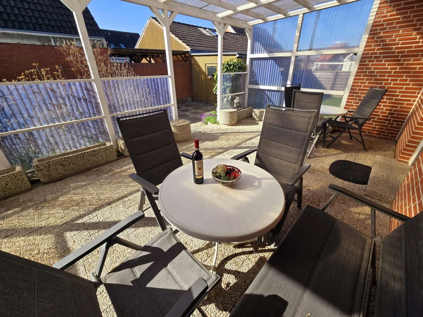 Süd-Terrasse Terrasse mit Sitzmöbeln an Ferienwohnung auf Fehmarn