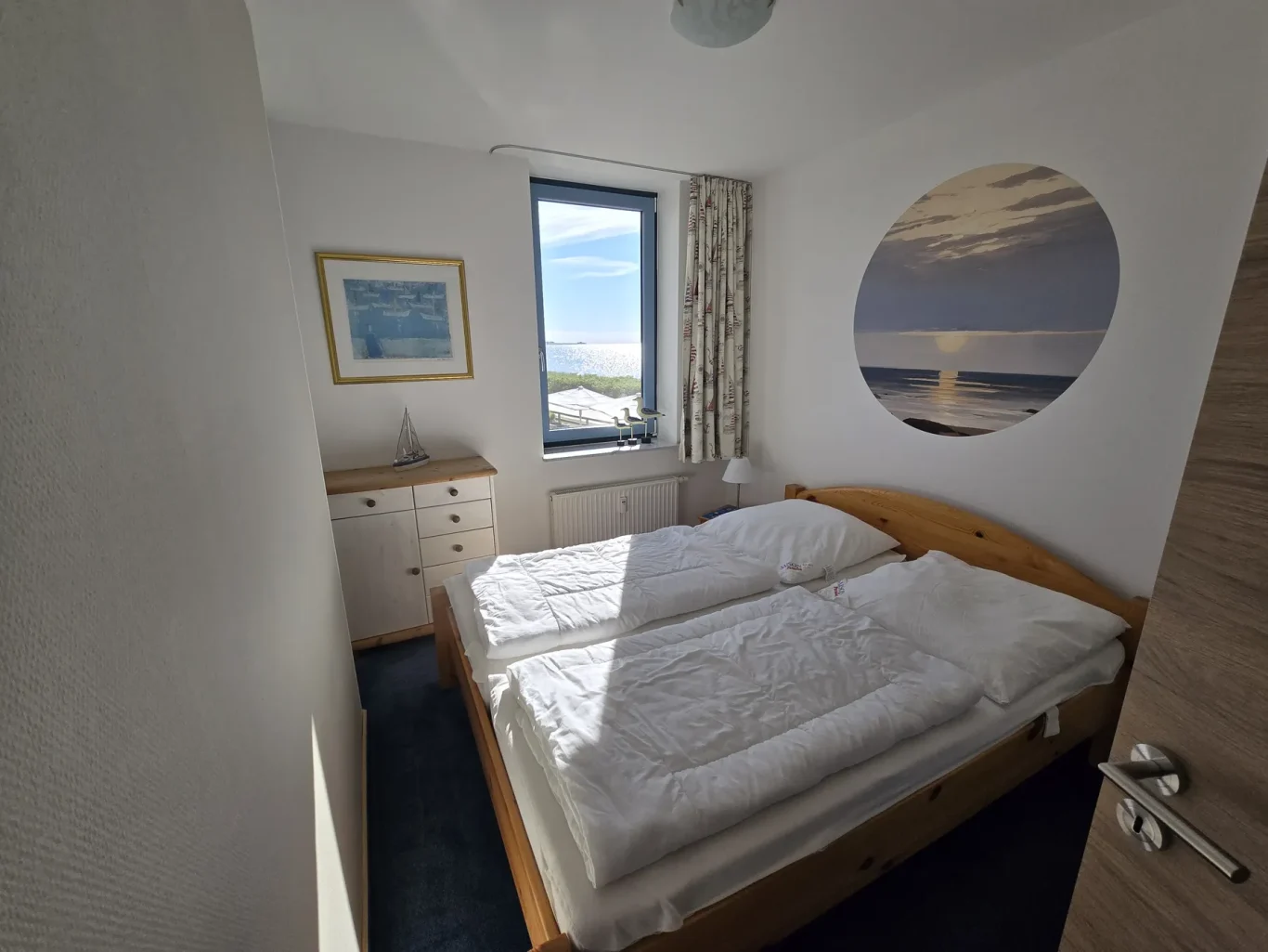 sep. Schlafzimmer Schlafzimmer mit Doppelbett in Ferienwohnung auf Fehmarn