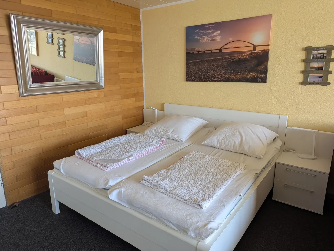 Wohn-/Schlafzimmer Wohn-/Schlafzimmer mit Doppelbett in Ferienwohnung auf Fehmarn