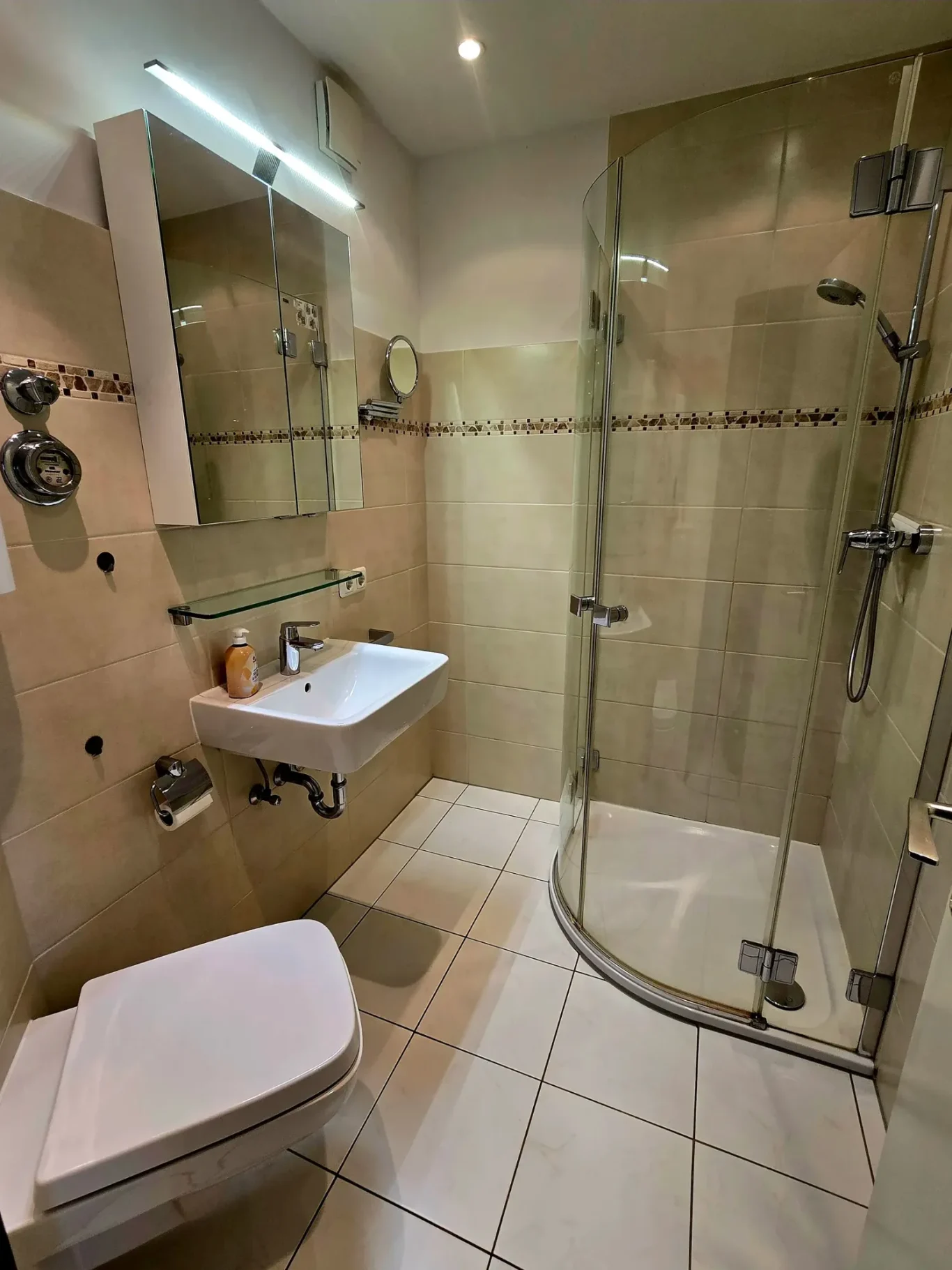 Badezimmer Modernes Badezimmer mit Dusche in Ferienwohnung auf Fehmarn
