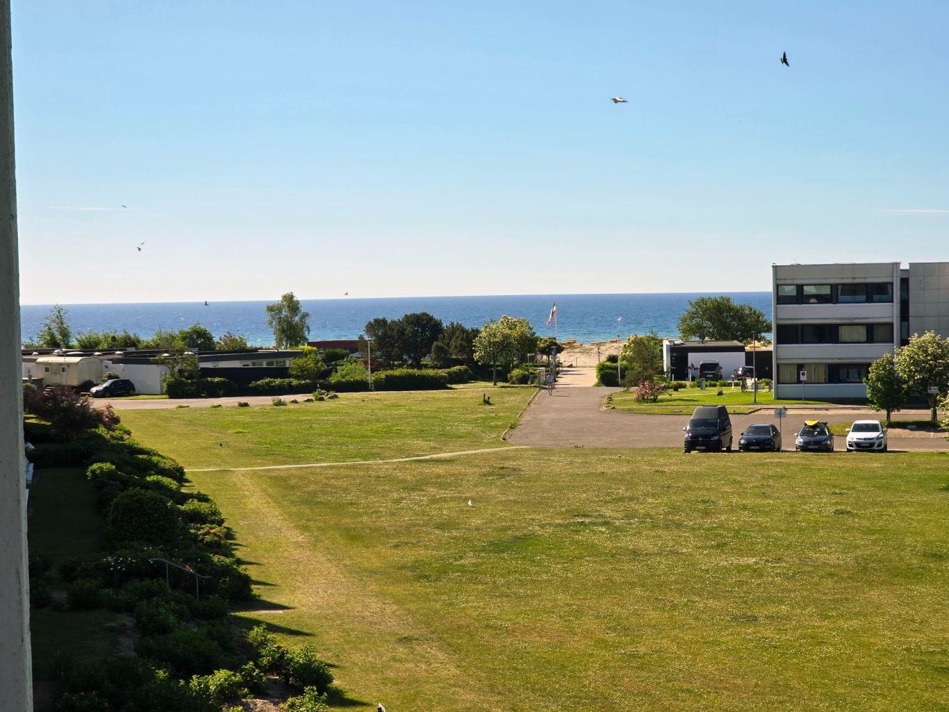 Ausblick vom Balkon Blick vom Balkon über Grünflächen bis zur Ostsee am Südstrand Fehmarn