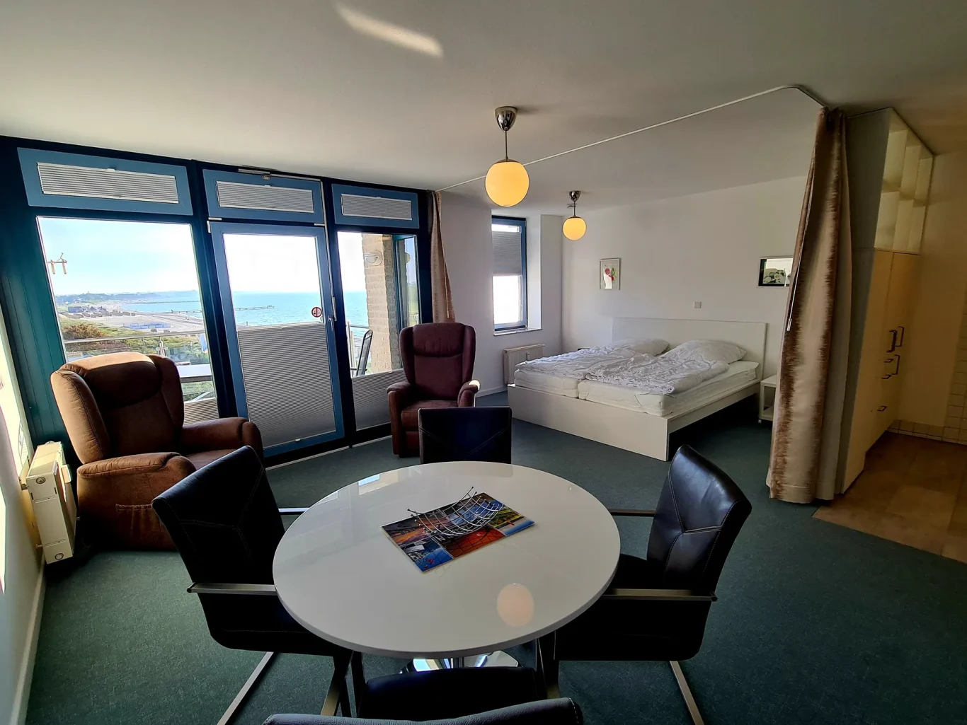 Wohn-/Schlafzimmer Wohn- und Schlafbereich mit Ostseeblick auf Fehmarn