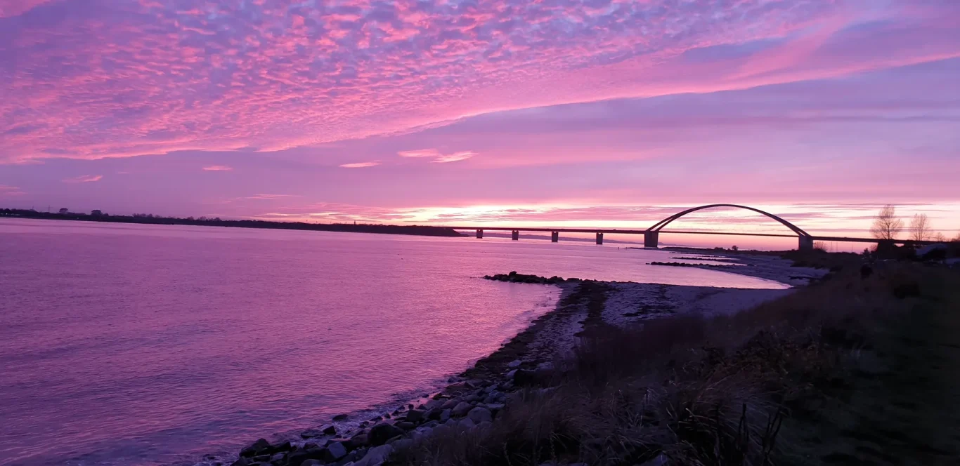 Fehmarnsundbrücke Fehmarnsundbrücke bei Sonnenuntergang über der Ostsee auf Fehmarn