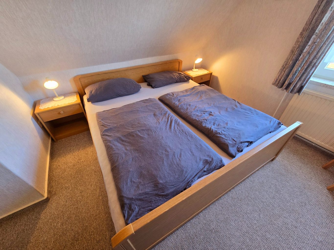 sep. Schlafzimmer mit Doppelbett