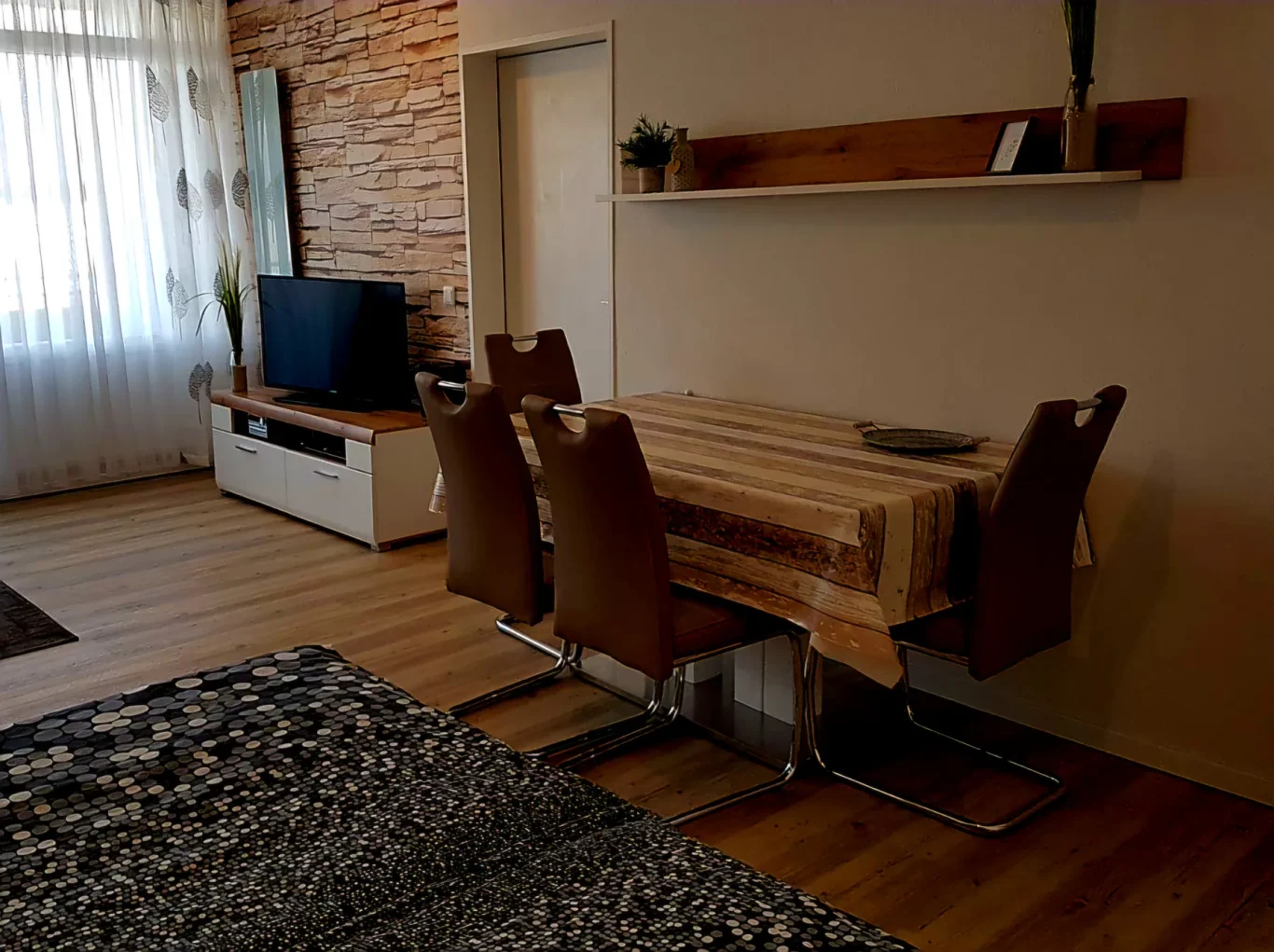 Wohn-/Schlafzimmer Essbereich in Ferienwohnung auf Fehmarn