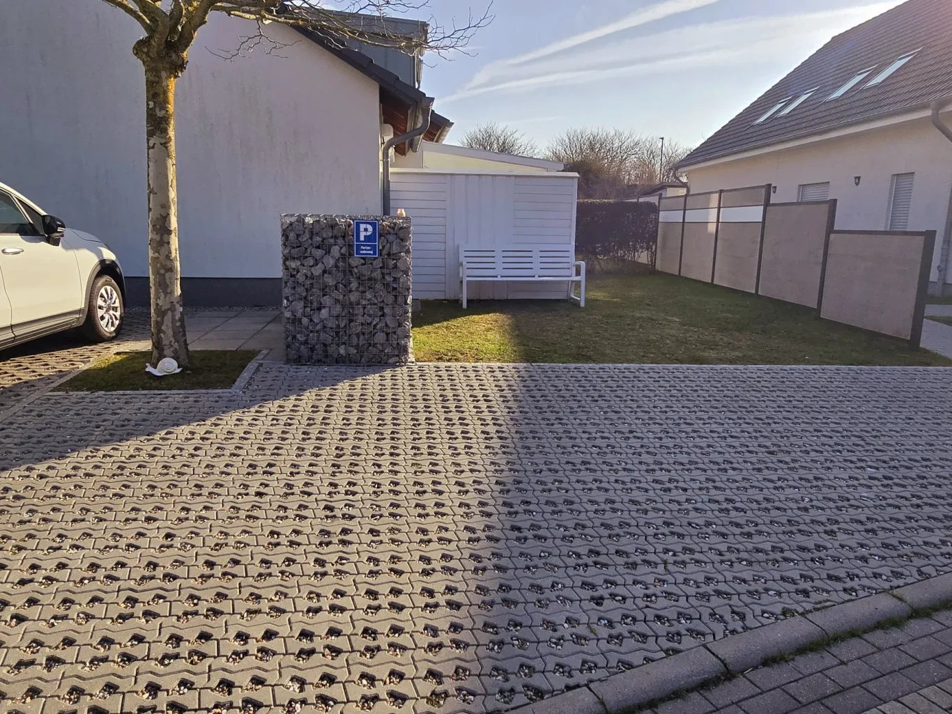 Parkplatz vor dem Haus Außenbereich der Ferienwohnung auf Fehmarn