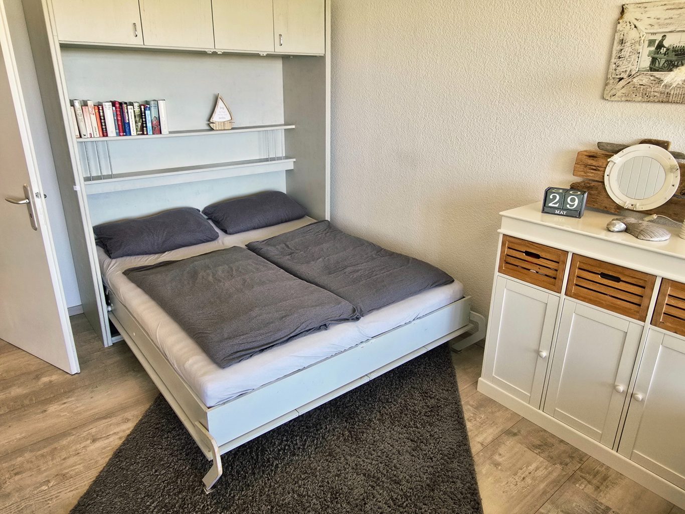 Wohn-/Schlafzimmer Schrankbett Ausgeklapptes Schrankbett im Wohnbereich der Ferienwohnung am Südstrand