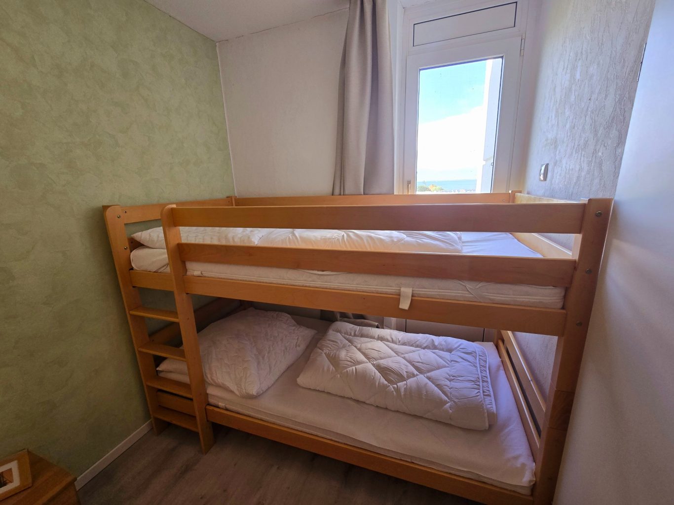 sep. Schlafzimmer mit Doppelbett und Etagenbett