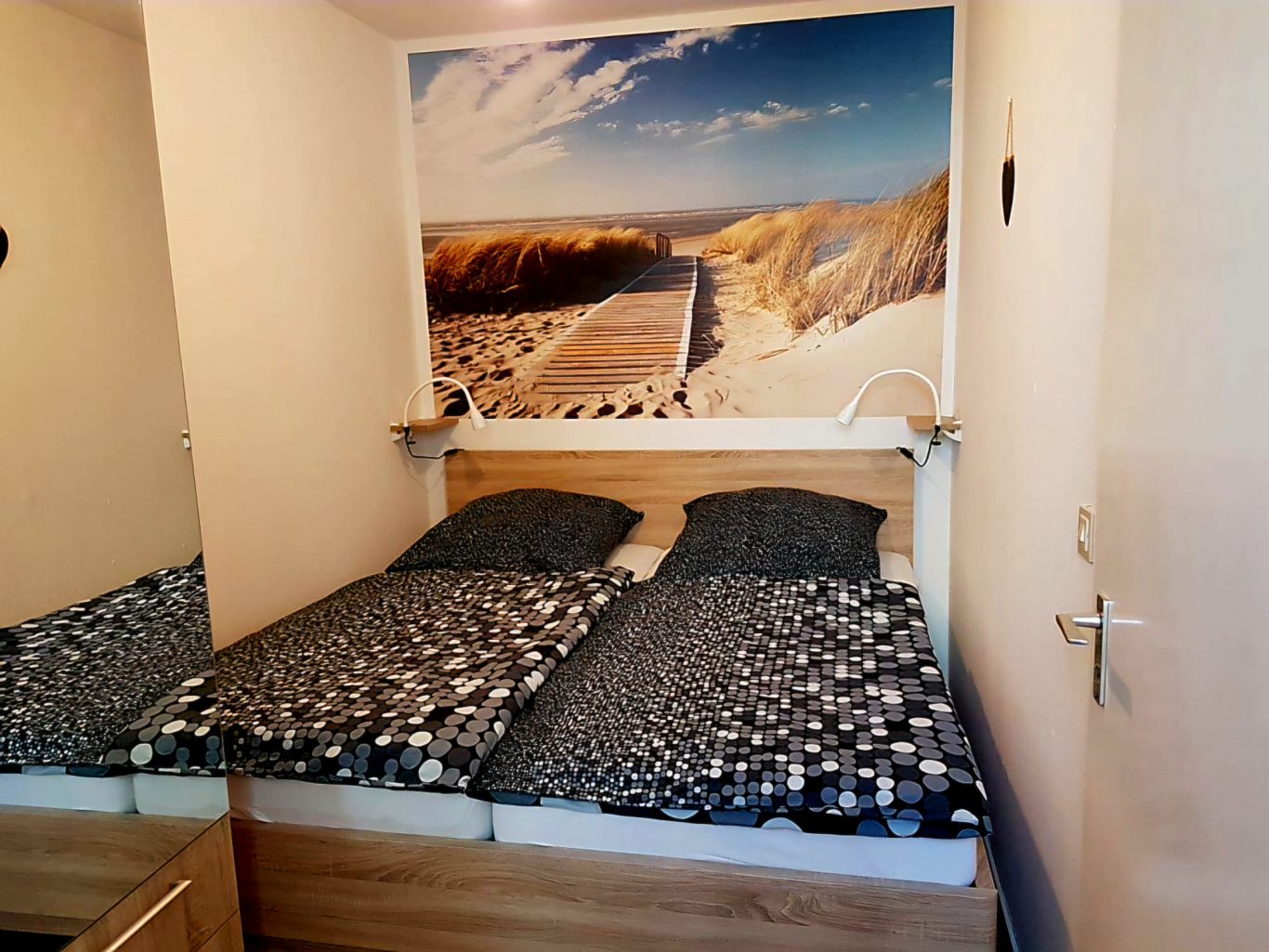 sep. Schlafzimmer mit Doppelbett