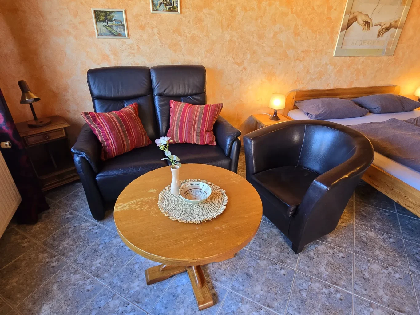 Wohn-/Schlafzimmer Gemütliches Wohnzimmer der Ferienwohnung auf Fehmarn