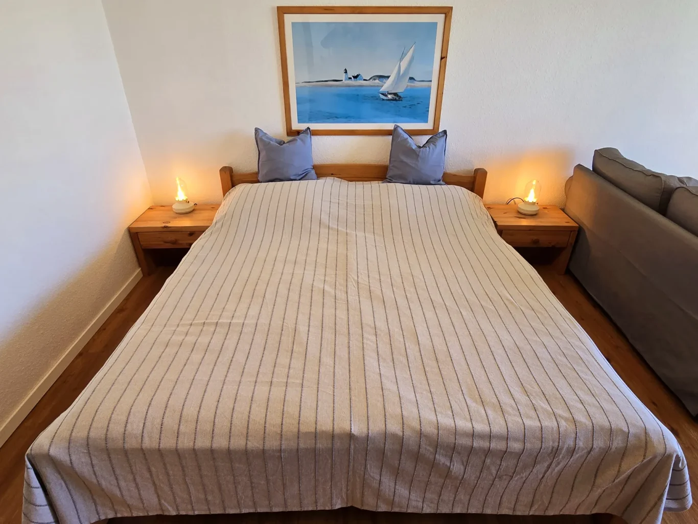 Wohn-/Schlafzimmer Doppelbett im Wohn- und Schlafbereich auf Fehmarn