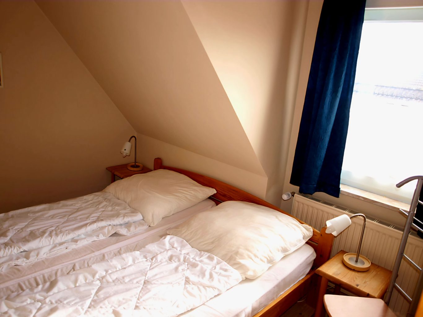 sep. Schlafzimmer mit Doppelbett