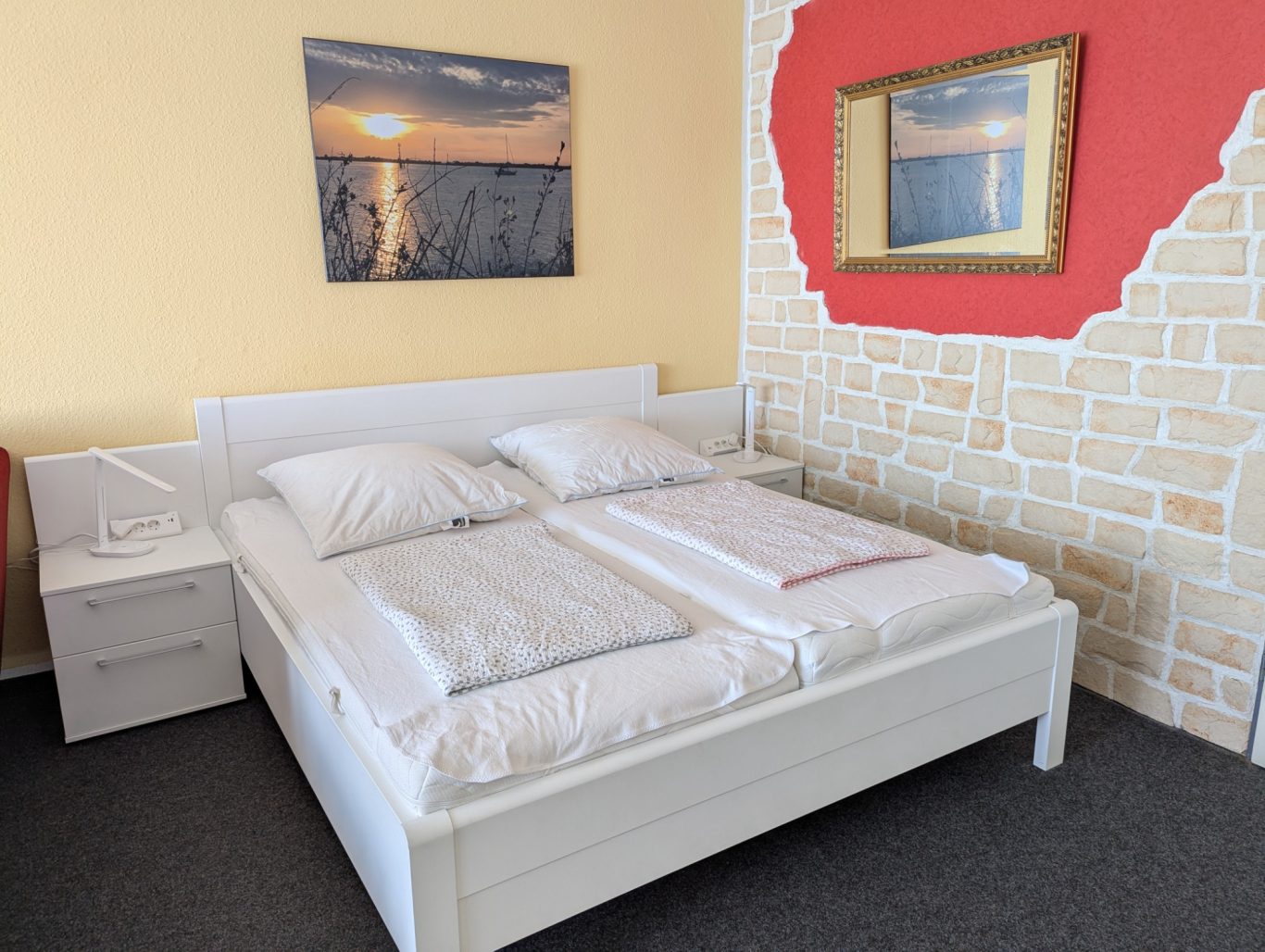 Wohn-/Schlafzimmer mit Doppelbett