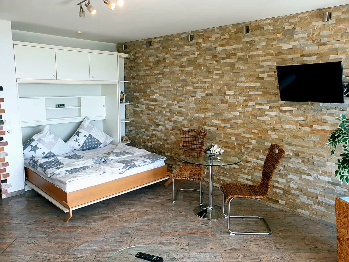 Wohn-/Schlafzimmer Wohn- und Schlafbereich mit Doppelbett auf Fehmarn
