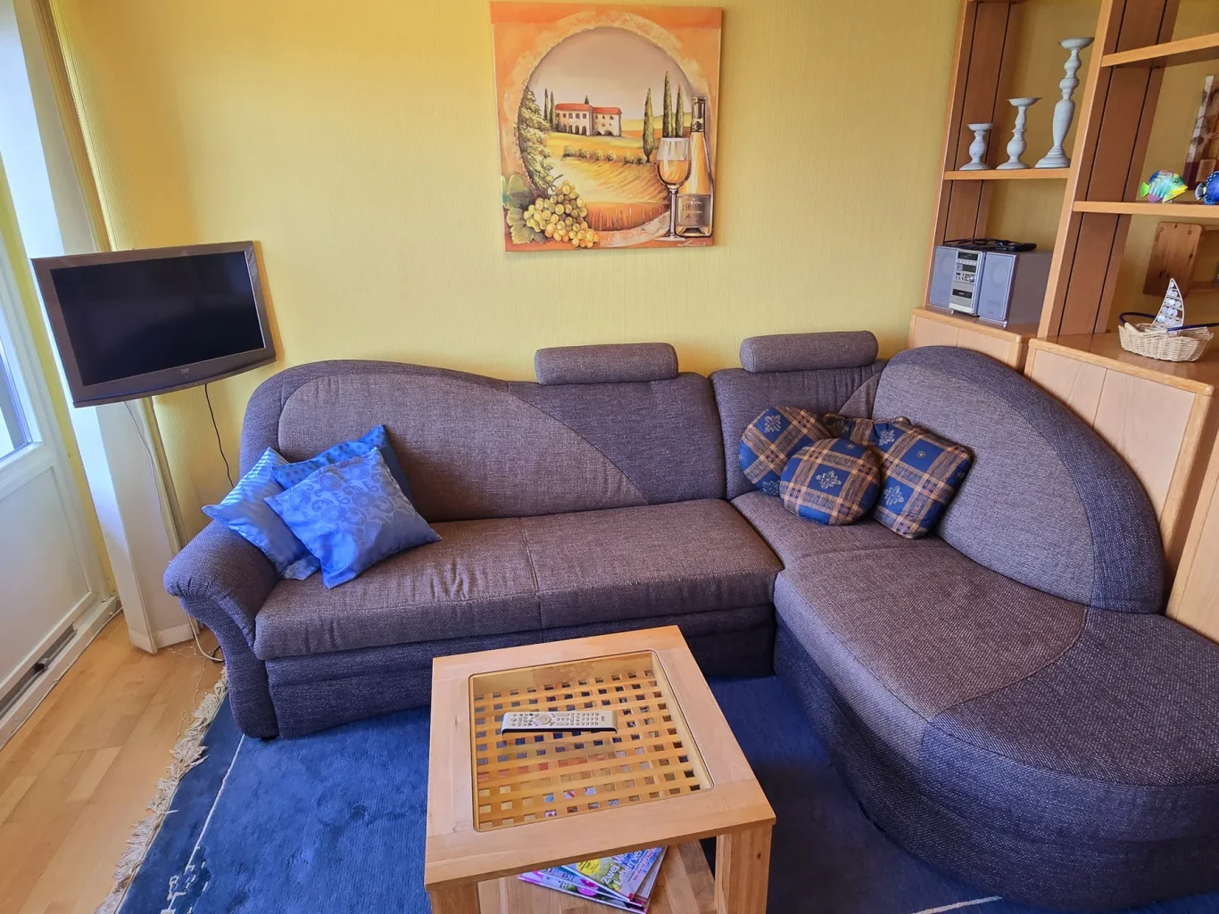 Wohnzimmer mit gemütlicher Sitzecke in Ferienwohnung am Südstrand Fehmarn