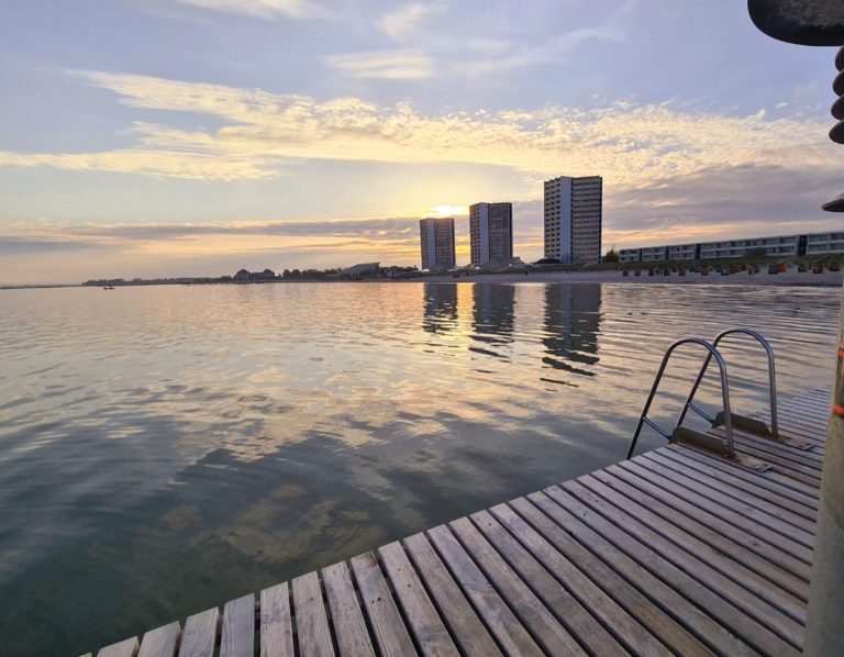 Sonnenuntergang am Südstrand Fehmarn mit Meerblick und Ferienwohnungen direkt an der Ostsee