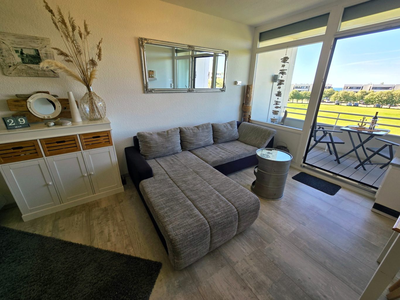 Wohn-/Schlafzimmer Modernes Wohn- und Schlafzimmer mit Sofa, Schrankbett und Balkonzugang