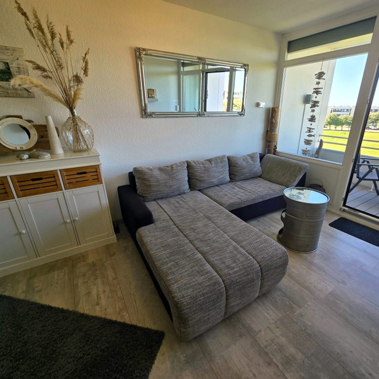 Helles Wohnzimmer der Ferienwohnung auf Fehmarn mit Sofa Helles Wohnzimmer der Ferienwohnung auf Fehmarn mit Sofa