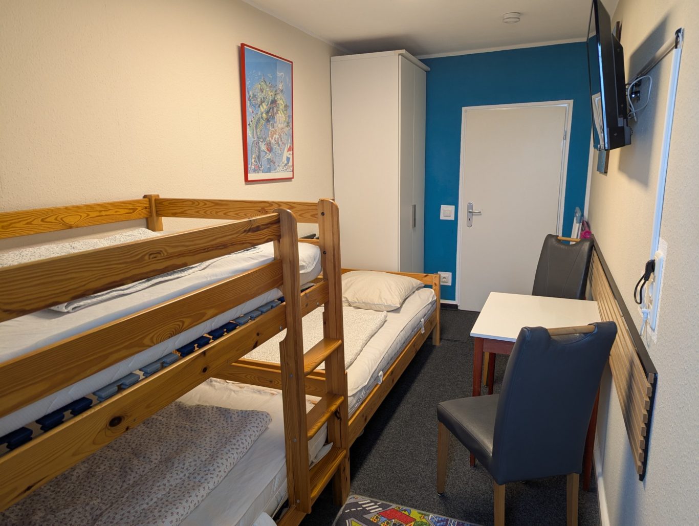 sep. Schlafzimmer mit Einzelbett und Etagenbett