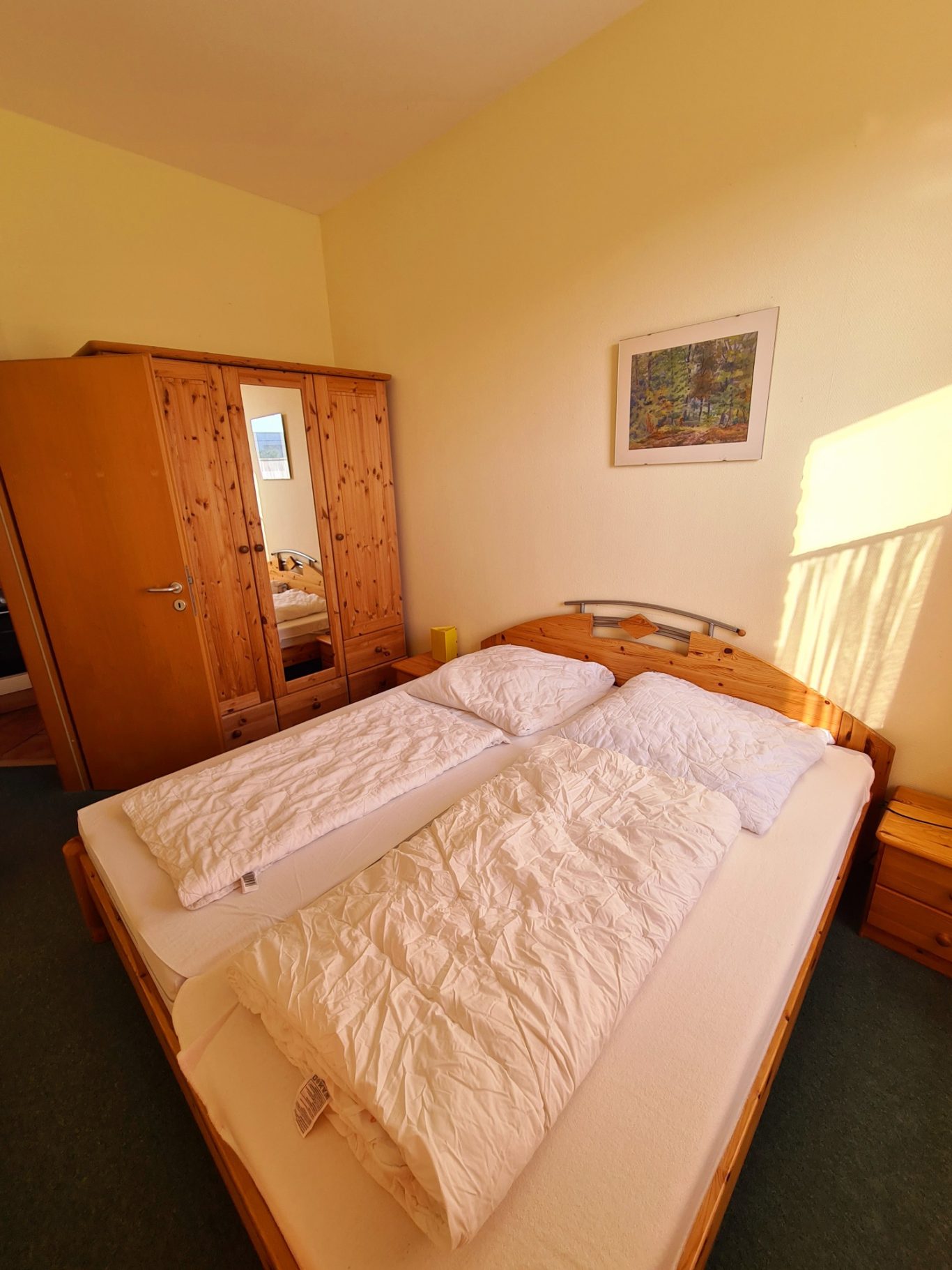 sep. Schlafzimmer mit Doppelbett