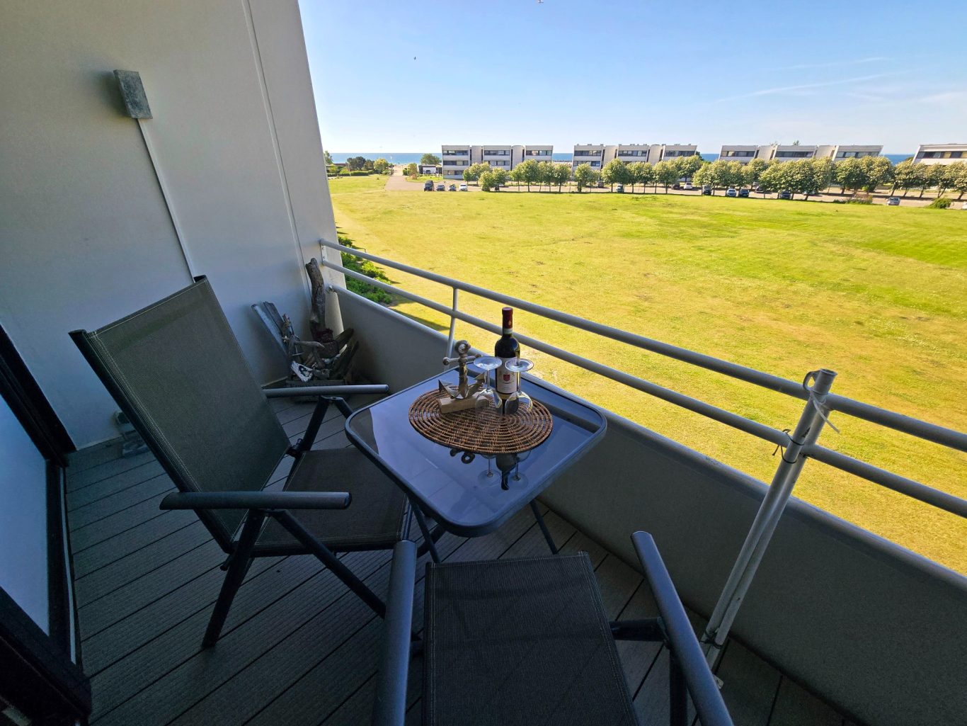 Balkon Sonniger Balkon mit Sitzgruppe und Blick Richtung Ostsee am Südstrand Fehmarn