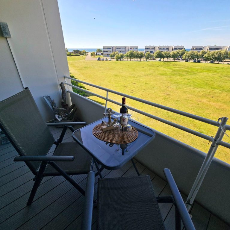 Helles Wohnzimmer der Ferienwohnung auf Fehmarn mit Sofa