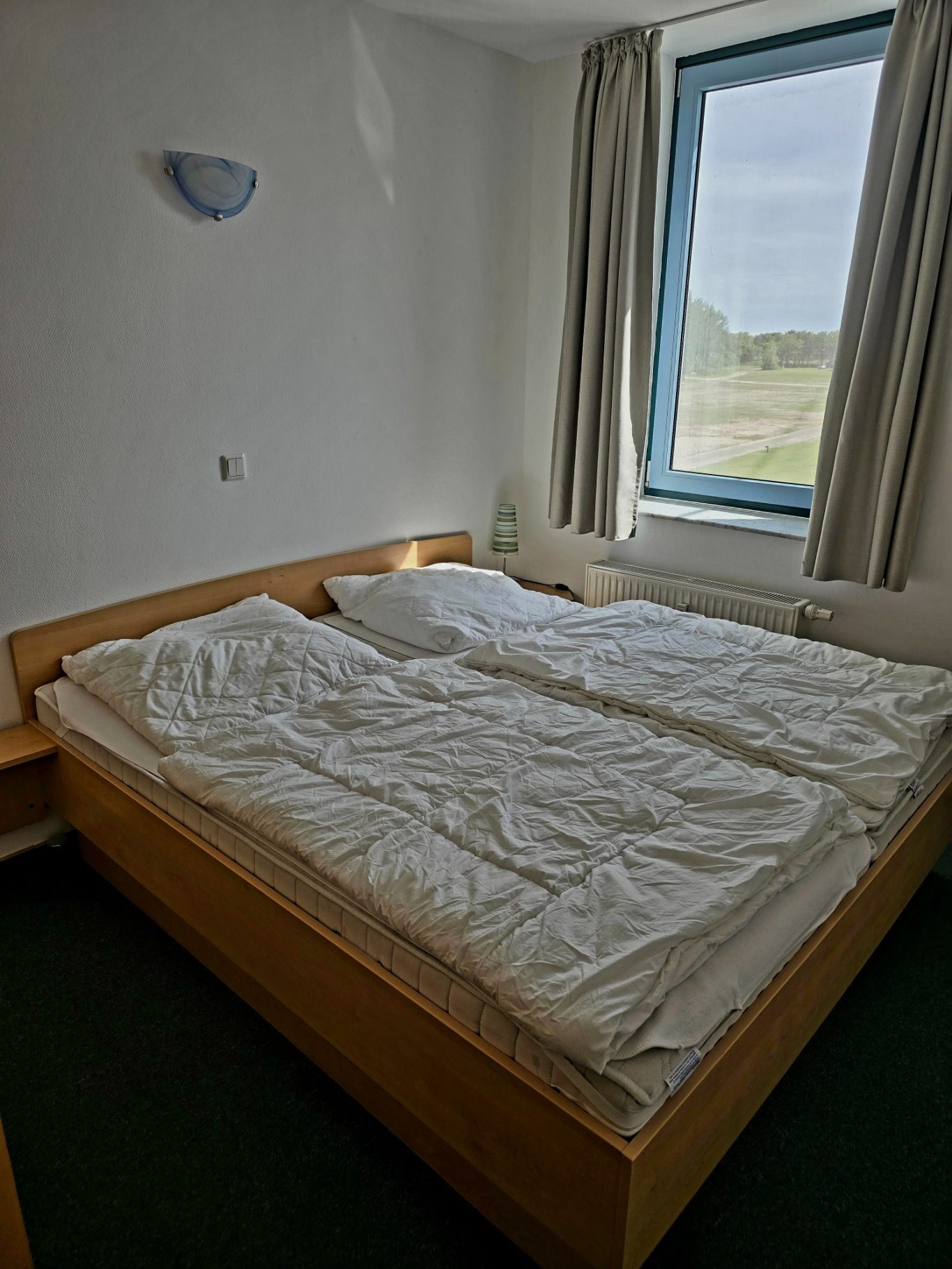 sep. Schlafzimmer mit Doppelbett