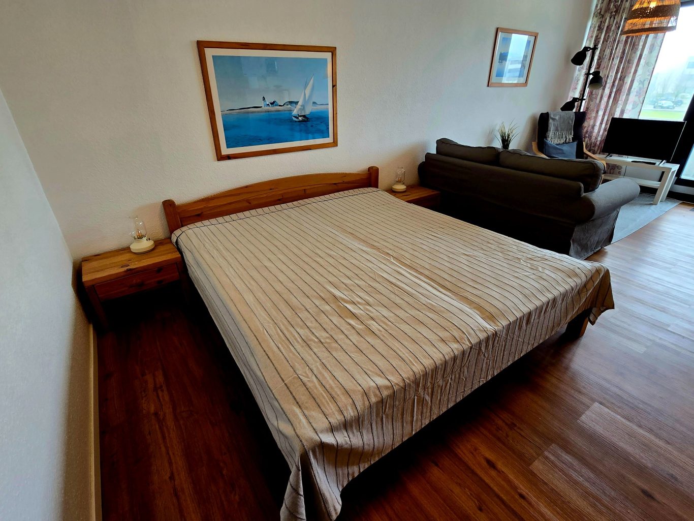 Wohn-/Schlafzimmer mit Doppelbett