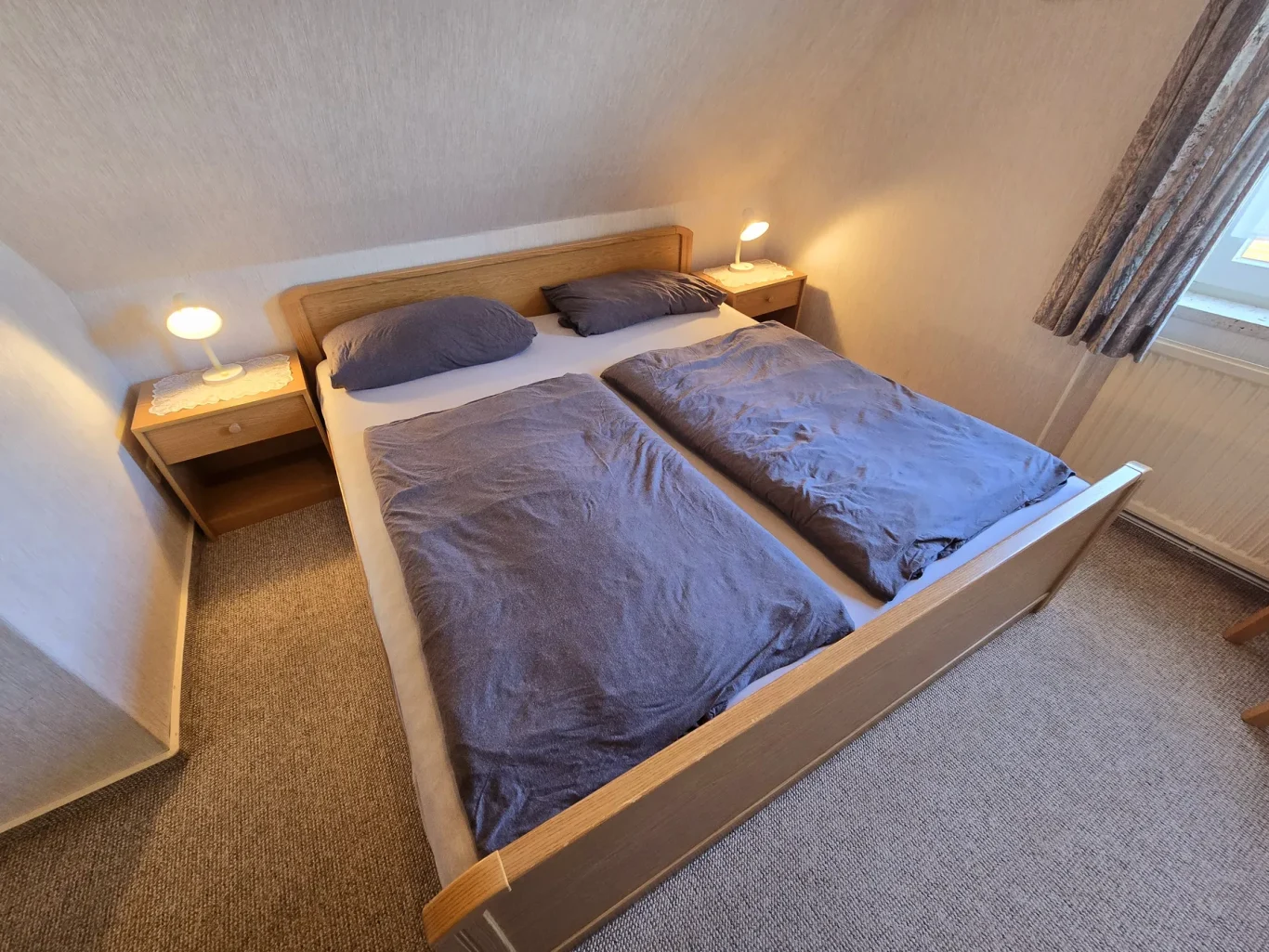 sep. Schlafzimmer Doppelbett in Ferienwohnung auf Fehmarn