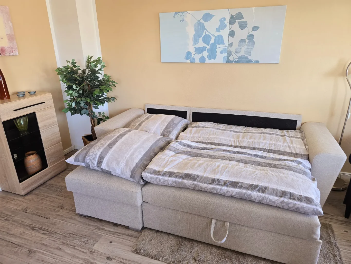 Schlafsofa Schlafsofa im Wohnbereich der Ferienwohnung am Südstrand Fehmarn