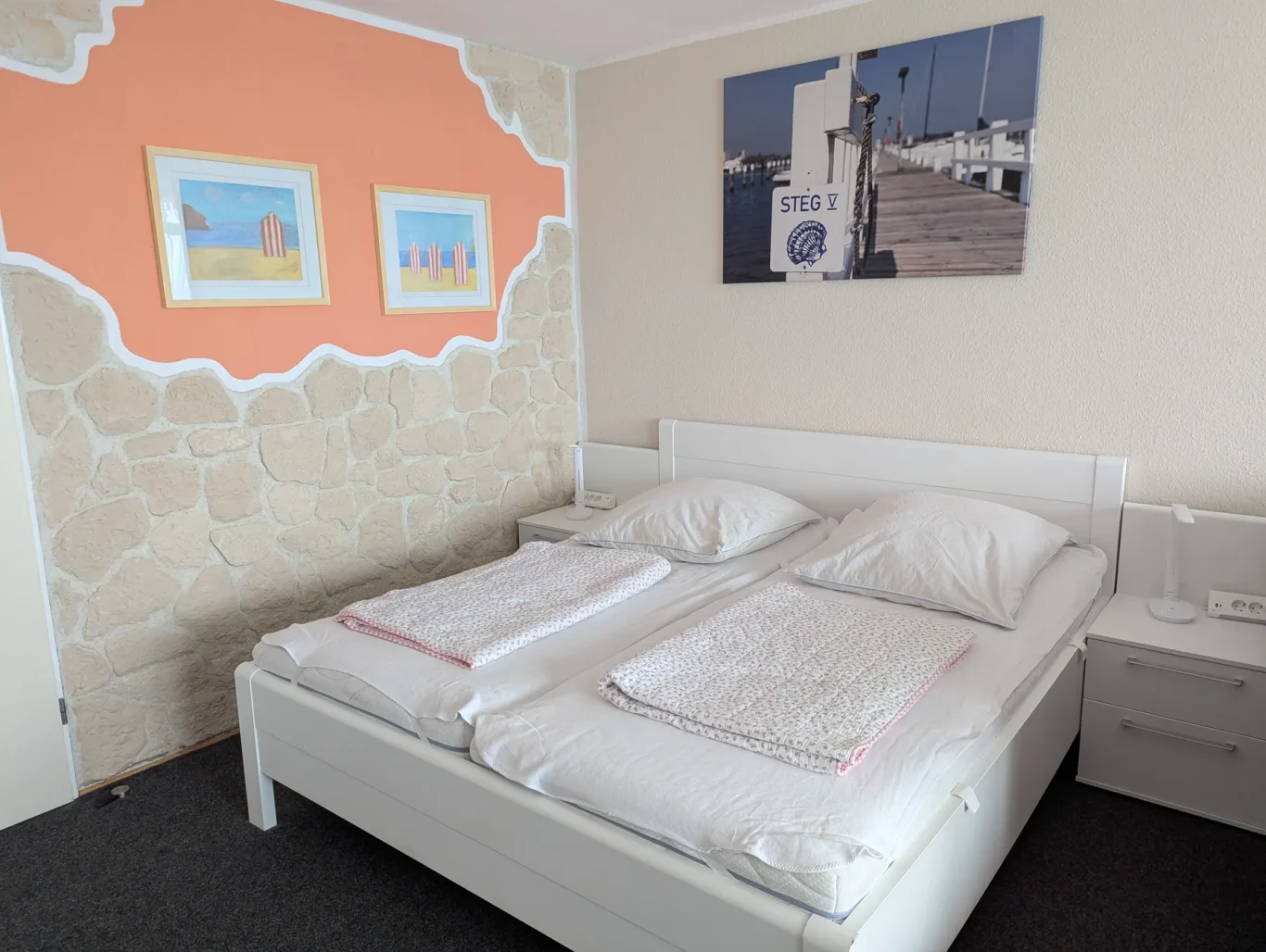 Wohn-/Schlafzimmer Doppelbett im Wohn-/Schlafzimmer auf Fehmarn