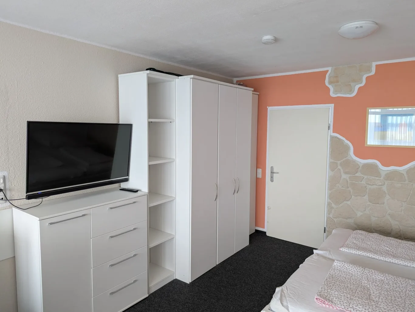 Wohn-/Schlafzimmer Wohnbereich mit TV auf Fehmarn