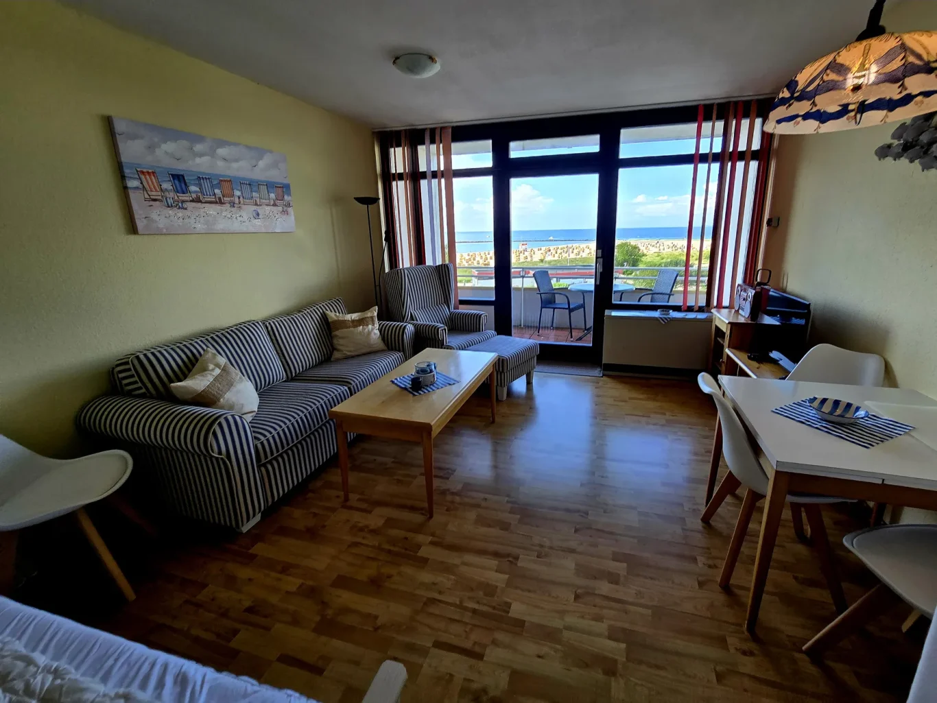 Wohn-/Schlafzimmer Wohnzimmer mit Balkonzugang und Ostseeblick auf Fehmarn
