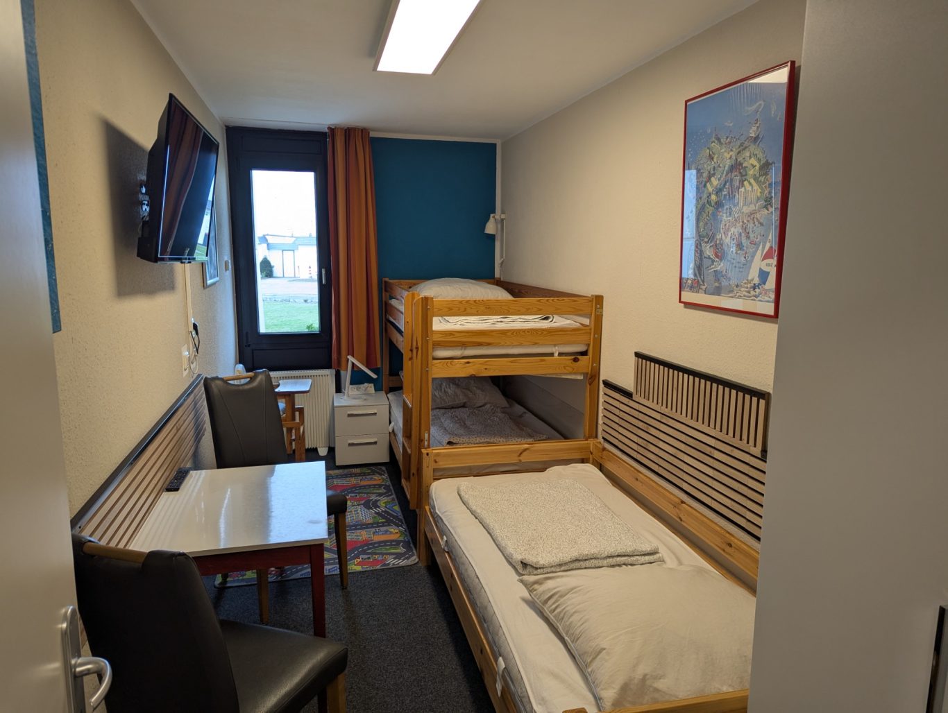 sep. Schlafzimmer mit Einzelbett und Etagenbett