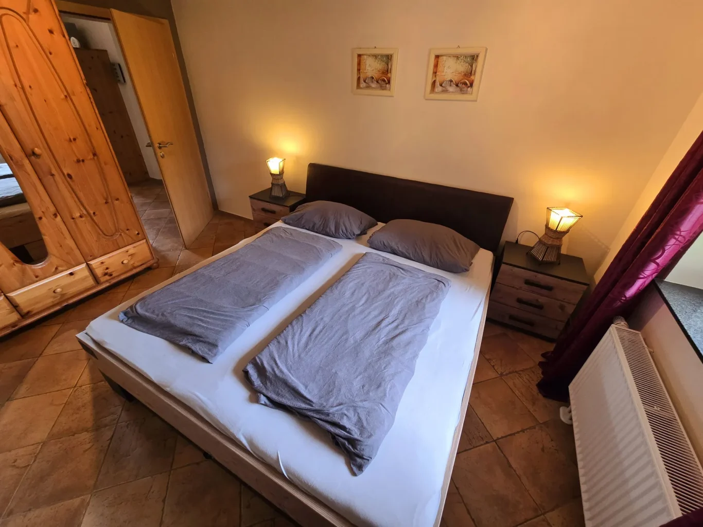 sep. Schlafzimmer Doppelbett in Ferienwohnung auf Fehmarn