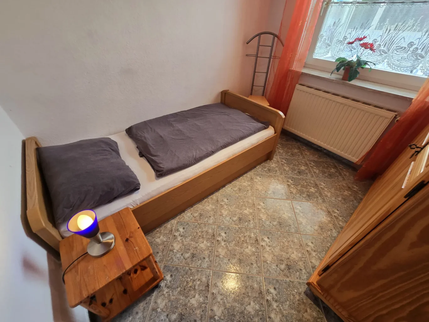 sep. Schlafzimmer Schlafzimmer mit Einzelbett in Ferienwohnung auf Fehmarn