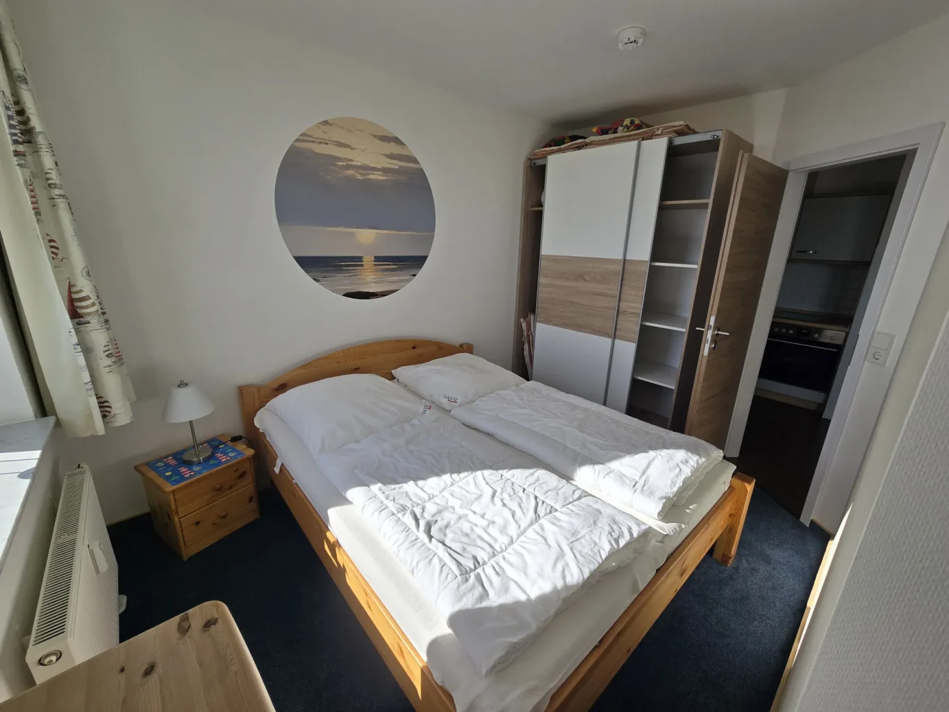 sep. Schlafzimmer Schlafzimmer mit Doppelbett und Kleiderschrank auf Fehmarn