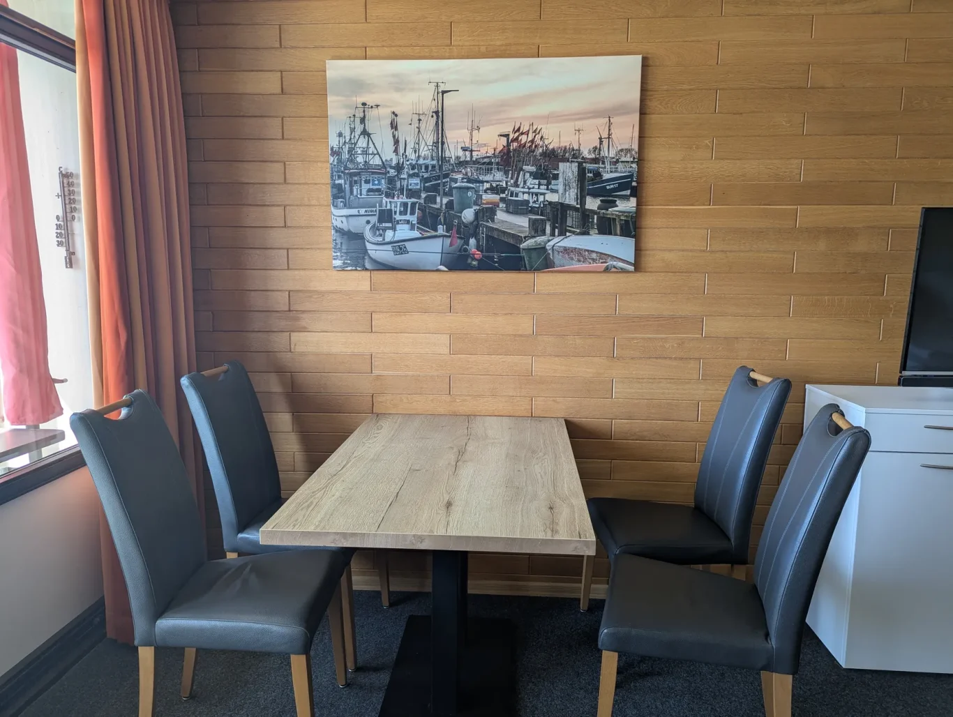 Wohn-/Schlafzimmer Essbereich in Ferienwohnung am Südstrand Fehmarn