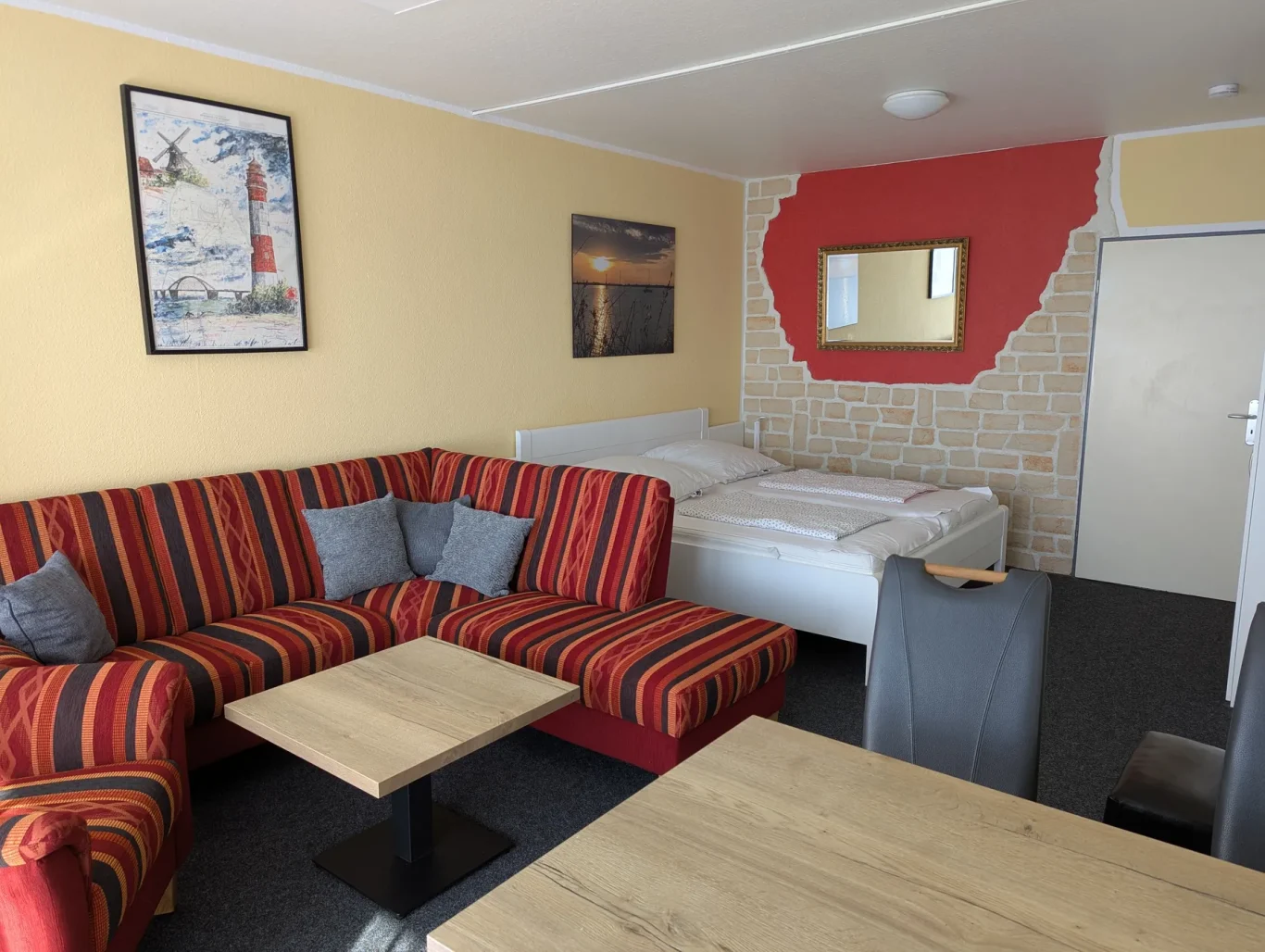 Wohnzimmer Wohnzimmer mit Sofa und Doppelbett in Ferienwohnung auf Fehmarn