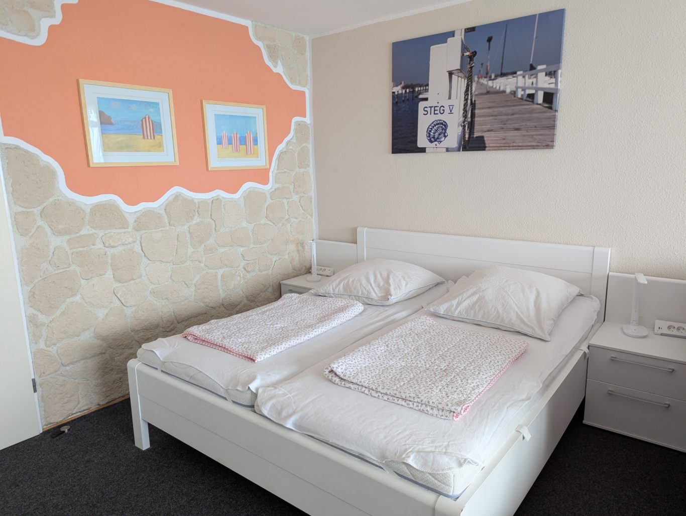 Wohn-/Schlafzimmer mit Doppelbett