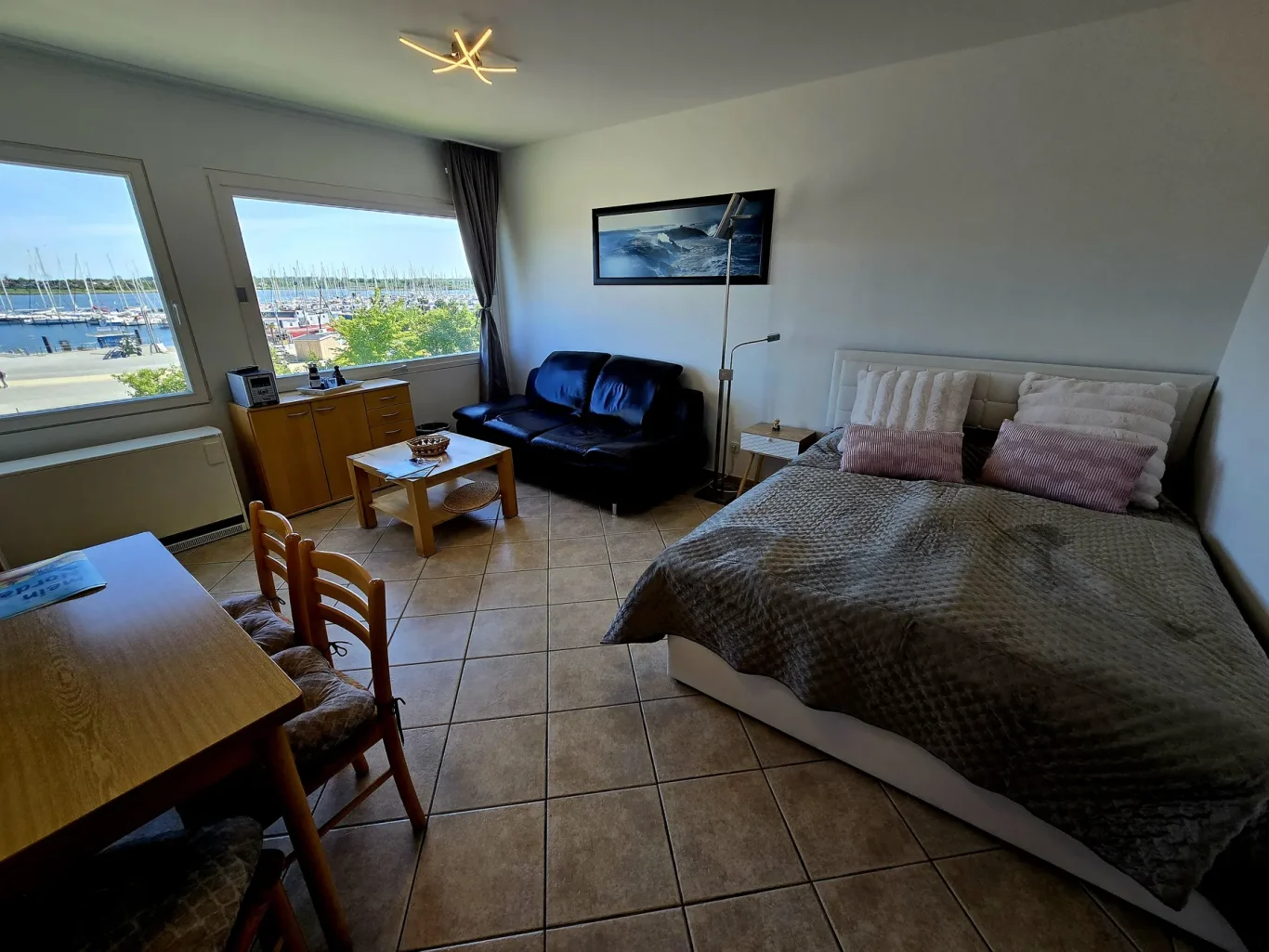 Wohn-/Schlafzimmer Wohn- und Schlafbereich mit Binnenseeblick in Ferienwohnung am Südstrand Fehmarn