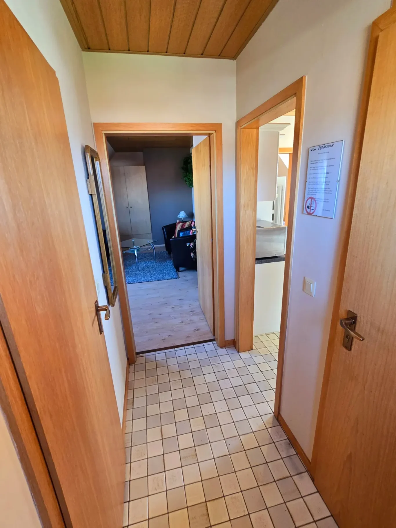 Flur Flur in Ferienwohnung auf Fehmarn mit hellem Eingangsbereich