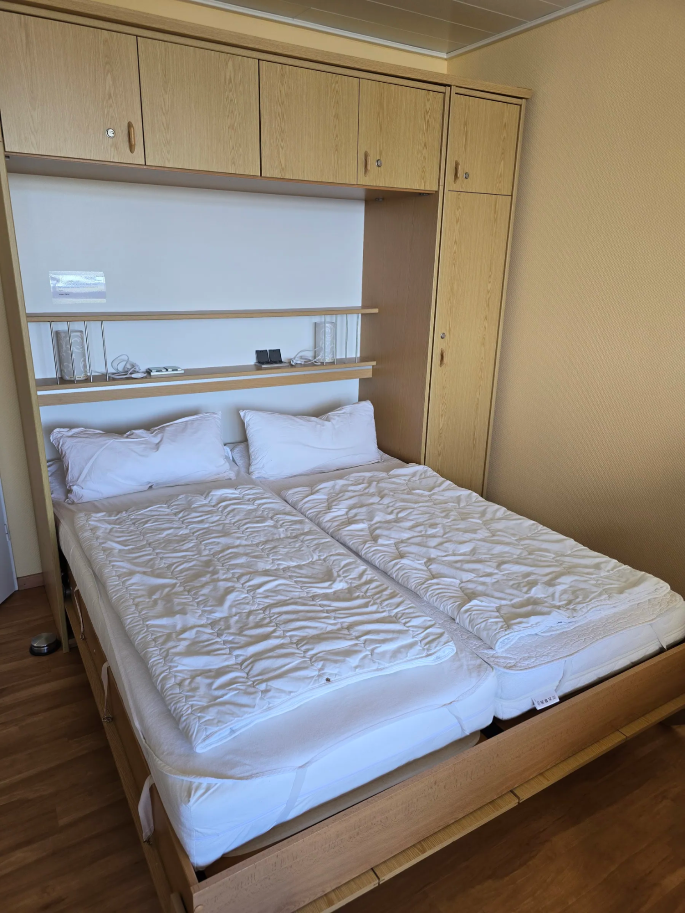 Wohn-/Schlafzimmer Schlafzimmer mit Schrankbett in Ferienwohnung auf Fehmarn