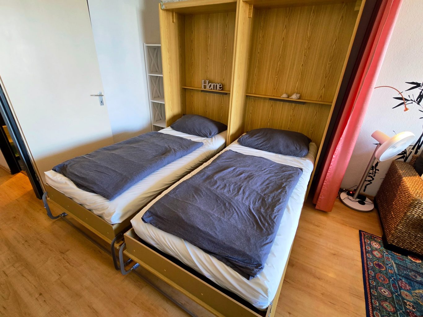 Wohn-/Schlafzimmer Schlafzimmer mit zwei Einzelbetten in Ferienwohnung auf Fehmarn