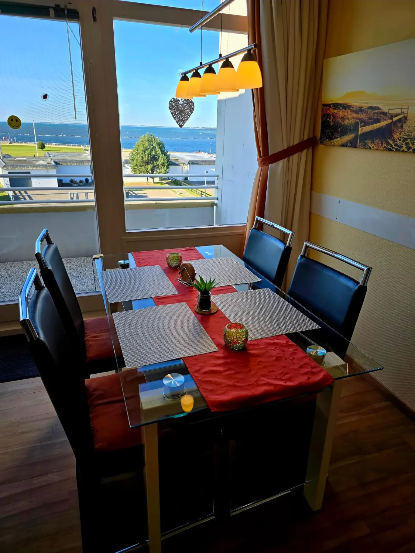 Wohn-/Schlafzimmer Essbereich mit Ostseeblick in Ferienwohnung am Südstrand Fehmarn